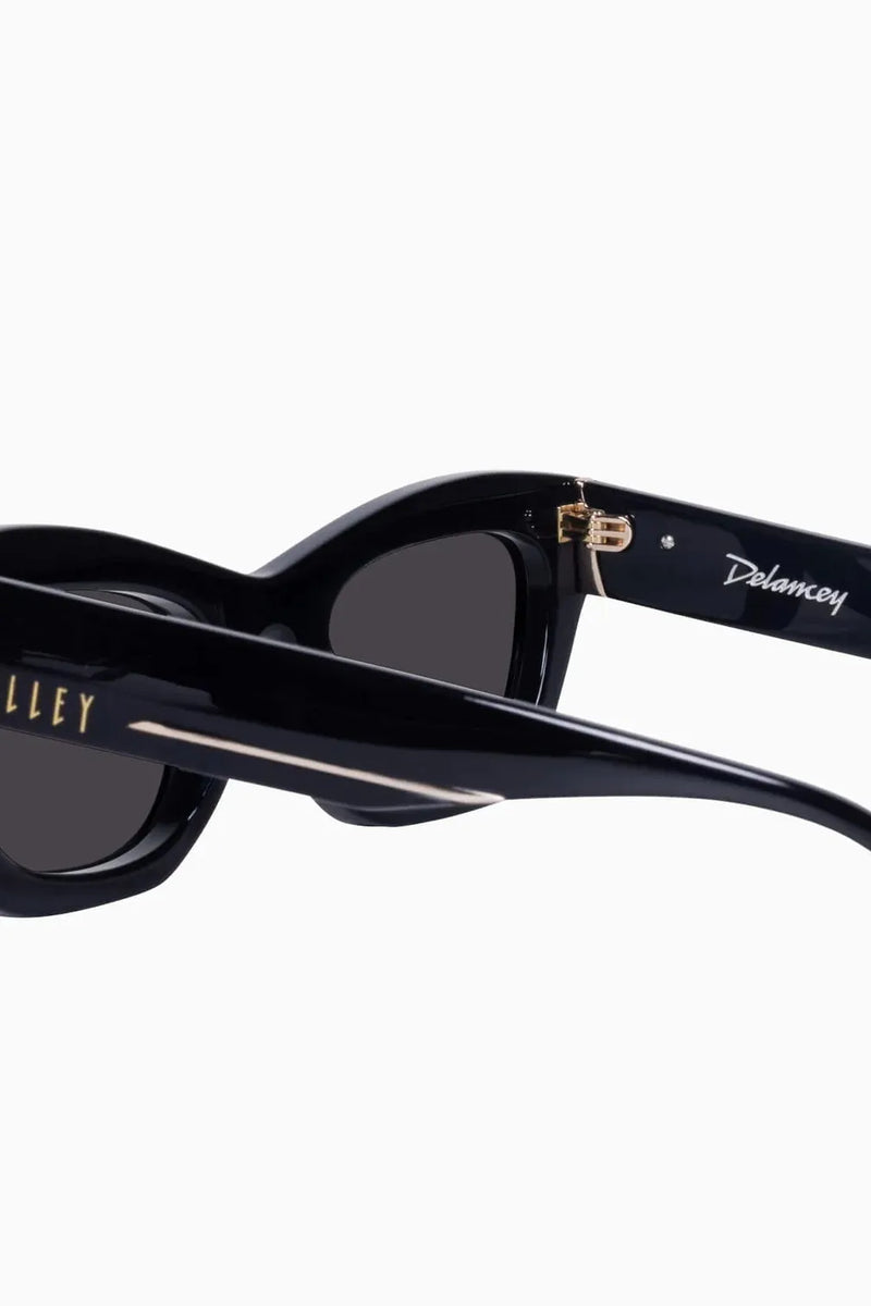 Delancey Gloss Black w. Gold Metal / Black Lens